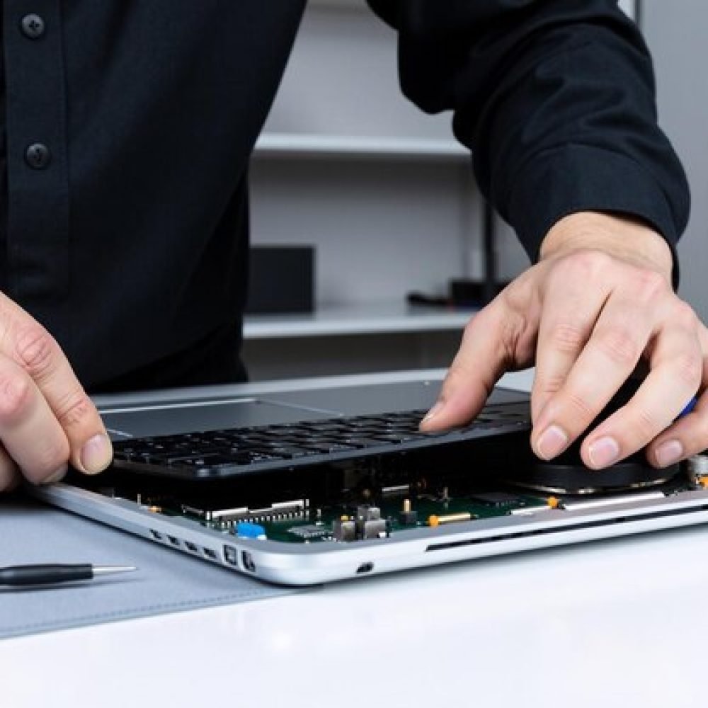 laptop-repair-technician-working-keyboard_1440648-628